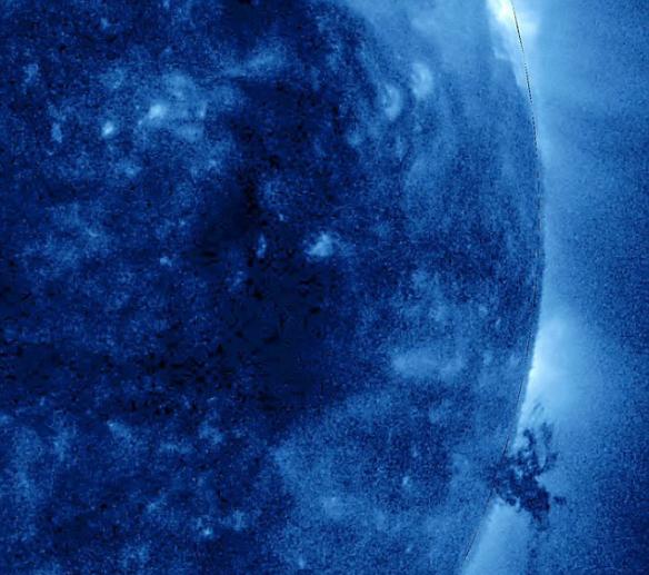美国宇航局太阳动力学天文台捕捉到巨大“龙卷风”在太阳表面旋转的情景