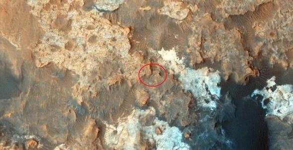HiRise的地表成像分辨率高达每像素25厘米，能够辨认出汽车大小的好奇号。照中的好奇号停留在一个山谷的暗色沙丘上，周围布满了浅色的岩石。