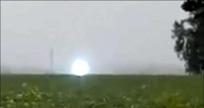 俄罗斯农田惊现火球状UFO 实为罕见球状闪电