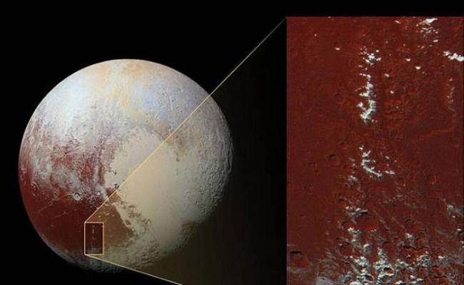 冥王星表面的一道山脉上，覆盖着雪一般的物质。