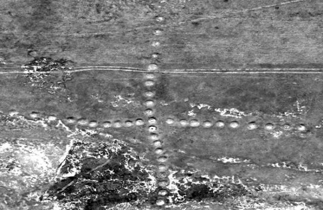 如图所示，这是哈萨克斯坦干草原上发现的十字记号图案，它首次发现于2007年，是哈萨克族经济学家德米特里耶-戴伊(Dmitriy Dey)通过谷歌地球发现的，该十