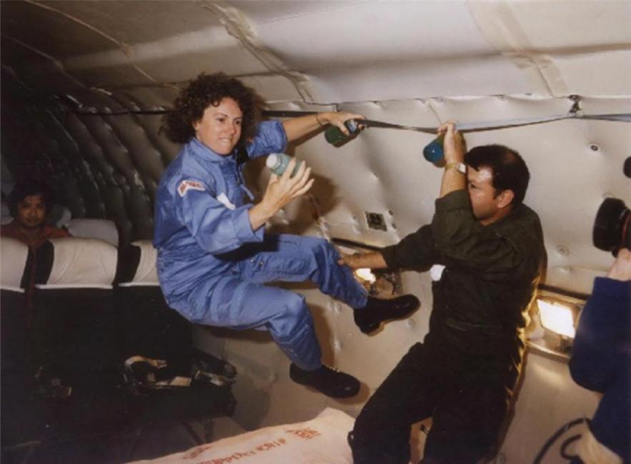 “挑战者号”上唯一一名女教师科里斯塔?麦考利芙在接受训练，按照原本计划她将在天空通过电视向美国和加拿大250多万中小学生讲授两节太空课。