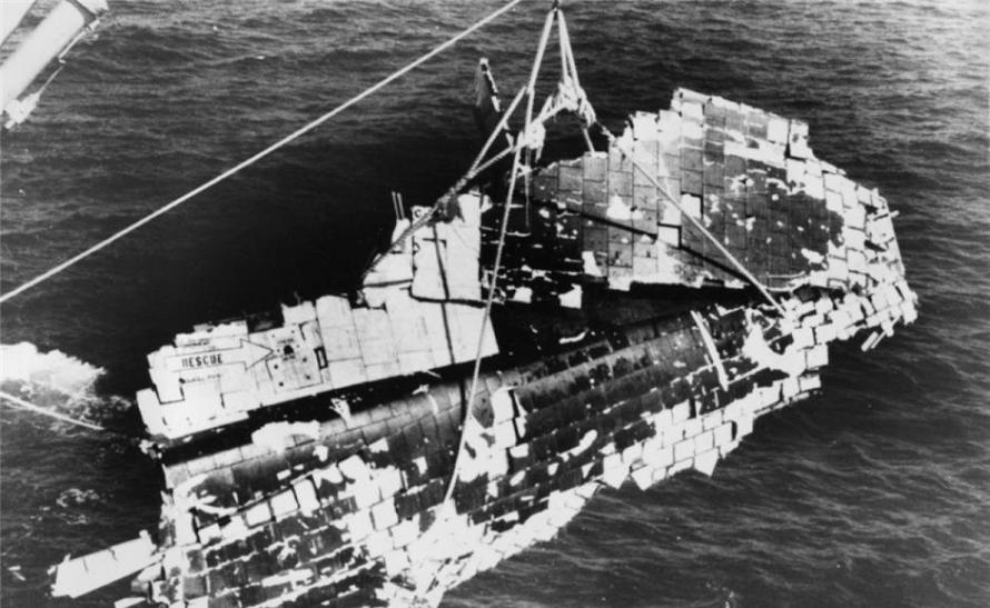 1986年1月31日，美国海岸警卫队在达拉斯的大西洋海岸打捞“挑战者号”残骸。