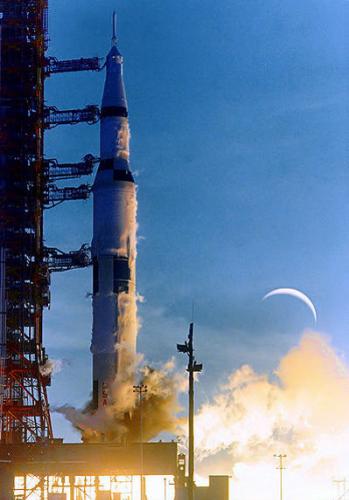 土星五号运载火箭发射时的情景。