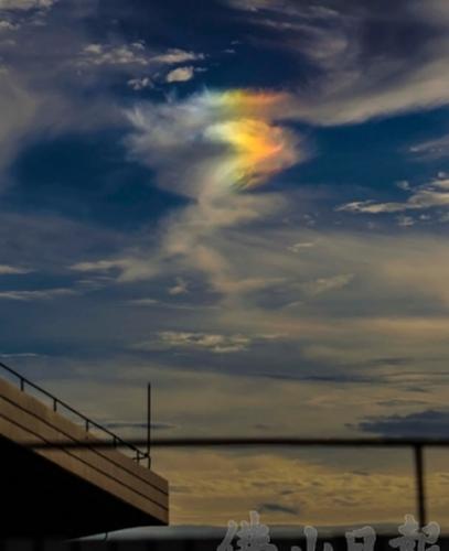 2013年7月8日傍晚6时左右，位于顺德区乐从镇西边方向出现造型奇特的彩色云彩。
