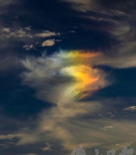 2013年7月8日傍晚6时左右，位于顺德区乐从镇西边方向出现造型奇特的彩色云彩。