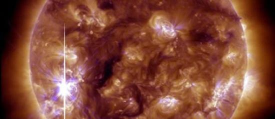 美国宇航局太阳动力学轨道卫星拍摄到了此次X3.3级太阳耀斑爆发的高清视频