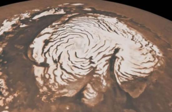 火星极地冰冠主要由水冰构成，中纬度地下深处也存在冻结水。研究发现火星也曾是一个水世界，在火星深沟和撞击坑内发现的一些大型水道痕迹的历史可追溯到这颗红色星球刚刚开