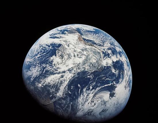 这张照片是人类第一次拍摄到地球的清晰全貌，由阿波罗8号飞船上的宇航员拍摄。