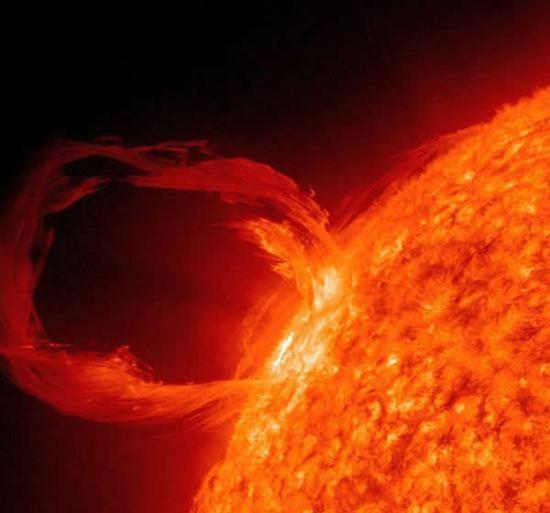 太阳活动产生的宇宙射线通过与地球大气层的化学反应，产生了有害的“二次辐射”。多数辐射射线并不会抵达地表，而抵达地表的射线则会对人类健康产生危害。