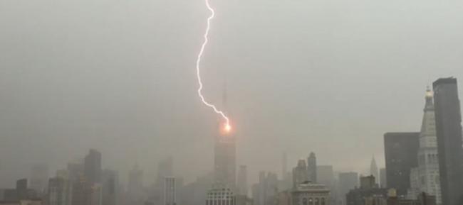 美国记者手机拍下闪电击中纽约帝国大厦