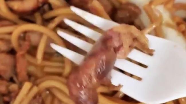 恶心：美国俄亥俄州一名妇女在Yihi Japan日本料理店面条上发现老鼠