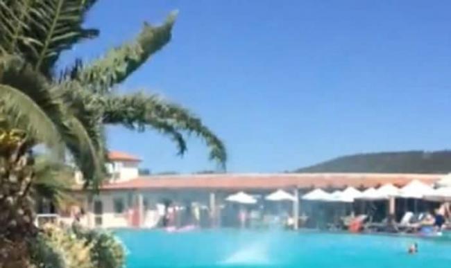 希腊罗滋岛酒店露天泳池竟出现微型龙卷风
