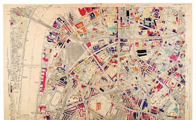 二次世界大战时，伦敦的滑铁卢（Waterloo）与象堡（Elephant and Castle）一带被德军轰炸得很惨，一如这张地图所示。 工作人员在损害报告进来