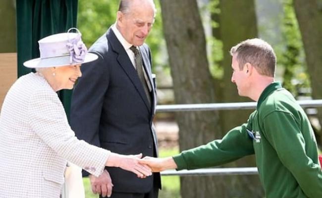 英女王偕王夫（左一及二）为新设的大象保育中心揭幕。