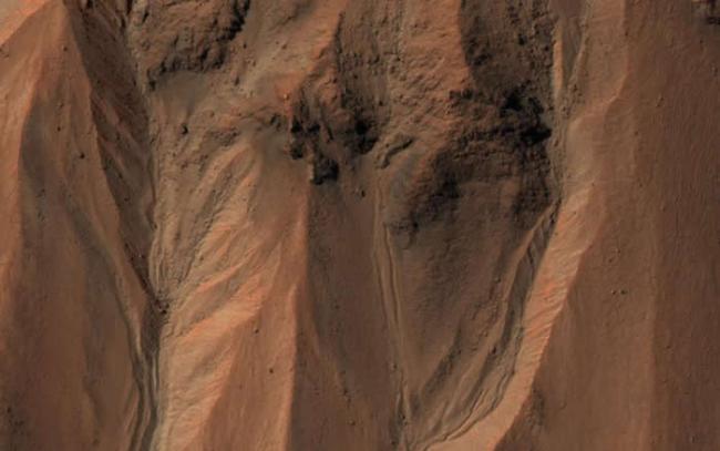 在火星南半球的哈尔坑（Hale crater）边缘，布满了沟渠。在地球上的这种地形，通常是由液态水冲蚀而成。 PHOTOGRAPH BY NASA, JPL-C