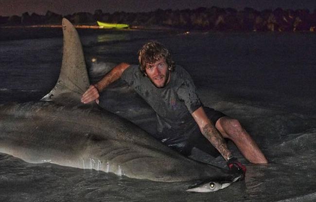 澳洲珀斯两名渔民成功钓获3.85米长锤头鲨 忘记量鲨腰身失世界纪录