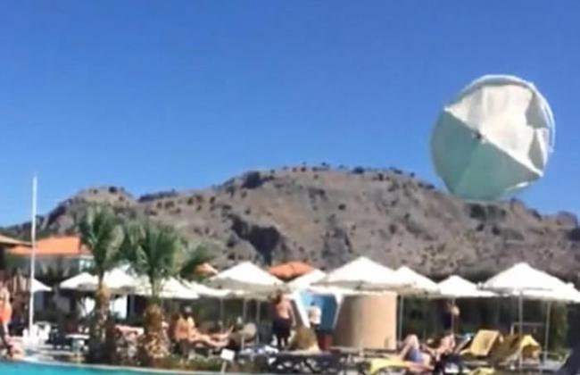 希腊罗滋岛酒店露天泳池竟出现微型龙卷风