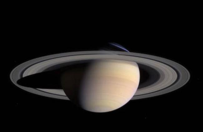 美国NASA卡西尼号太空船进入土星环