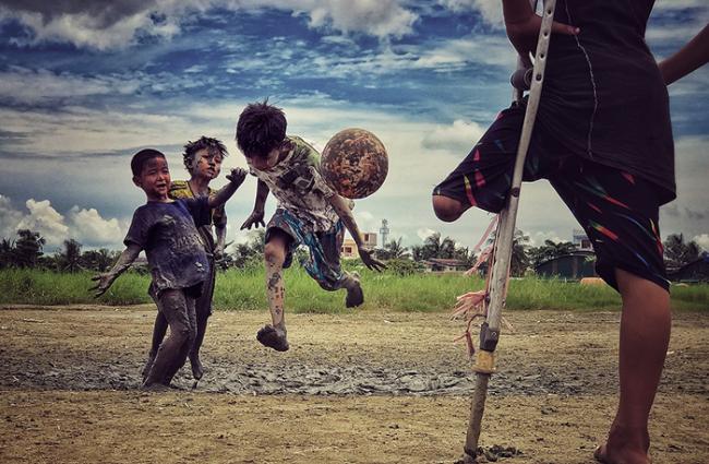 iPhone摄影大赛评选出2018年最佳照片：难民营内罗兴亚孩子