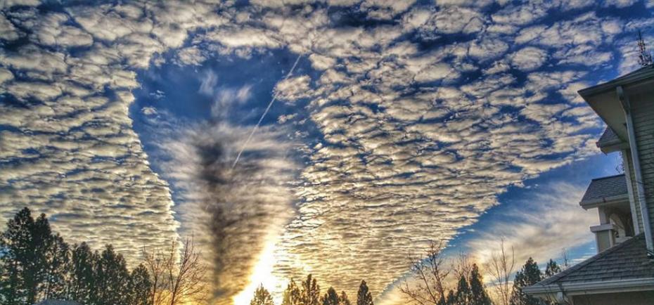 2月18日，美国华盛顿州斯波坎市居民在天空拍摄到美丽的穿洞云。