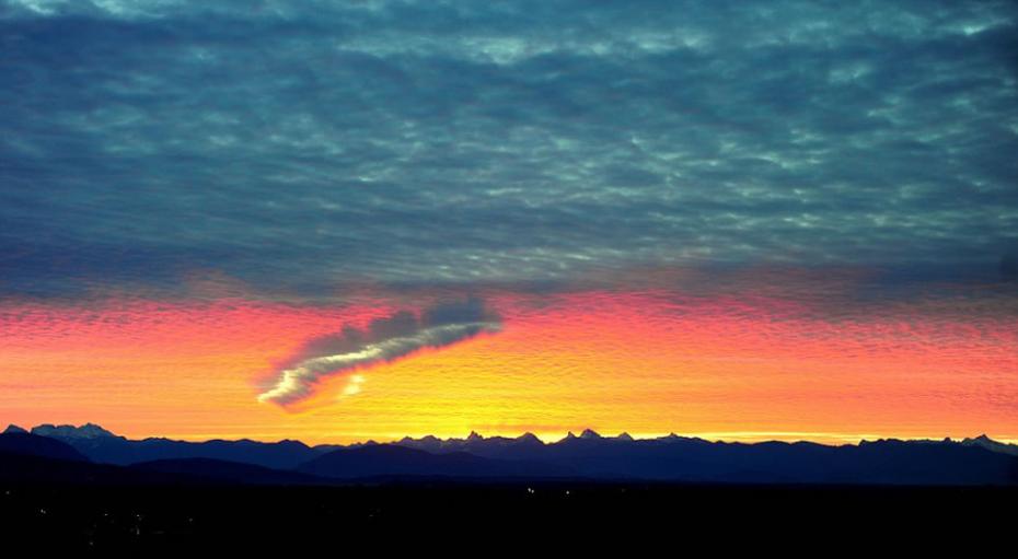 2月22日，加拿大不列颠哥伦比亚省地区居民费尔南德斯拍摄到的穿洞云景象。