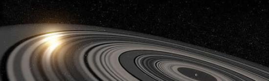 艺术概念图，展示了天文学家新发现的一个巨型星环系统。这个星环系统距地球420光年，规模远远超过土星的星环系统。这个星环系统共有30多个星环，遮住了非常年轻的类日