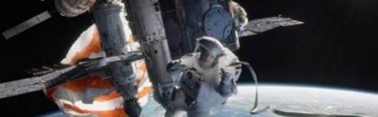 科幻大片《地心引力》中的画面。《地心引力》由阿方索-卡隆执导，桑德拉-布洛克和乔治-克鲁尼主演，分别饰演工程师赖安-斯通博士和经验丰富的宇航员马特-科沃斯基。