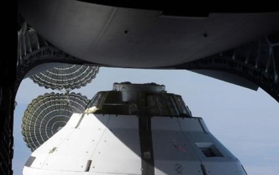NASA的猎户座飞船进行降落伞系统测试，图中两个风向指示筒可将飞船拖出C-17的货舱