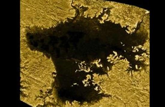 土卫六上沼泽淹没陨石坑
