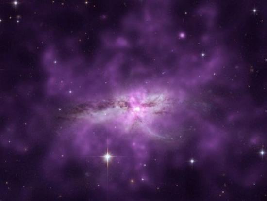 钱德拉与哈勃空间望远镜的合成图像显示了NGC 6240星系中炙热气体云与离散物质的分布情况