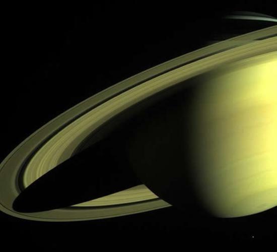 “卡西尼”号飞船拍摄的照片，展示了土星星环。土星拥有巨大的星环系统，宽度超过地球与月球之间的距离。现在，天文学家又在太阳系外发现一个新的并且更为巨大的星环系统，