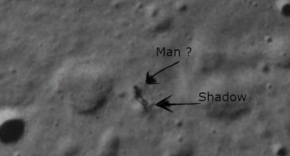 超常现象研究员Wowforreel在接受“UFO每日目击”网站采访时说：“他在‘谷歌月球’上发现一个形状不规则的暗斑，好似一个巨大的站立物体投下的阴影。我最初认