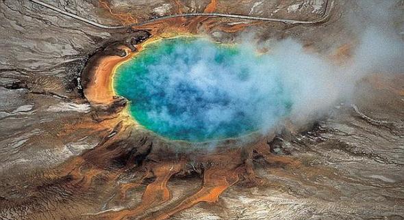 这是黄石公园的大棱镜温泉，专家指出，黄石公园地下火山每年喷发概率仅为70万分之一，如果一旦喷发，它将使美国陷入“核冬天”。