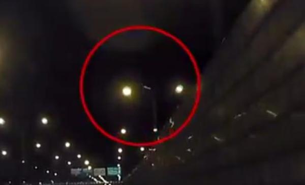 民众的汽车行车纪录仪，拍到疑为UFO的物体。