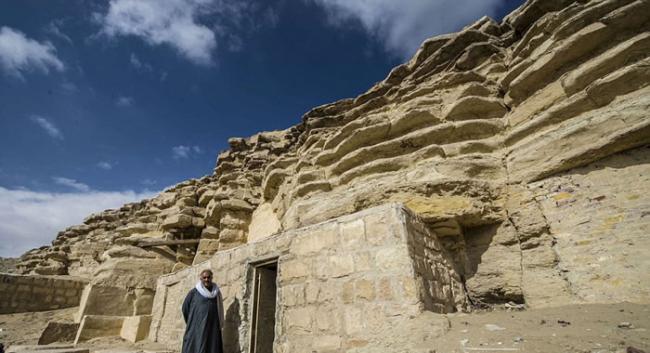 法国埃及学家亚兰・日维(Alain Zivie)在开罗以南20公里处的萨加拉（Saqqara）发现了埃及少年法老图坦卡蒙奶妈玛雅（Maia）的墓穴。