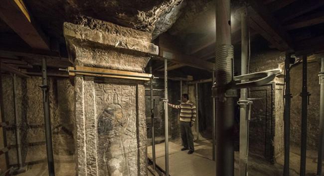 这个墓穴包括三个独立墓室，有楼梯可直接通向主墓室。