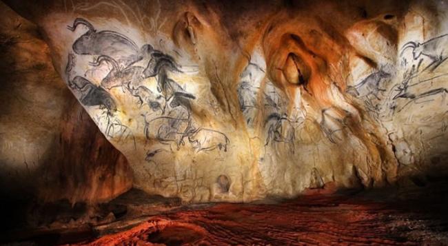 考古学家认为洞内的这幅壁画，是人类历史上第一幅的火山画。