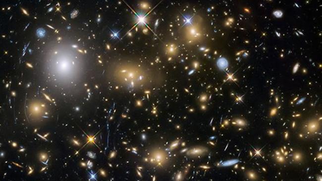 研究小组利用前景天体产生引力透镜，对遥远星系进行放大成像