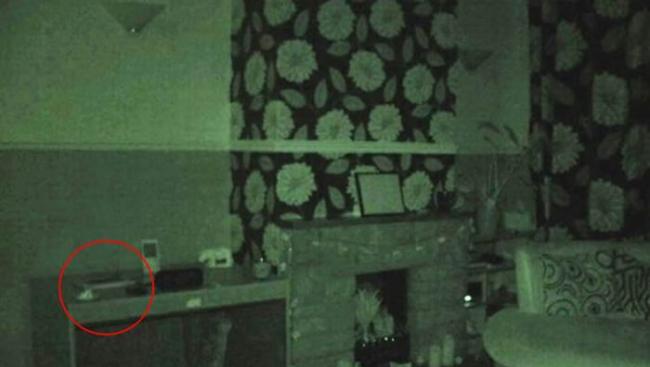 英国男子以夜视镜头拍下屋内灵异现象