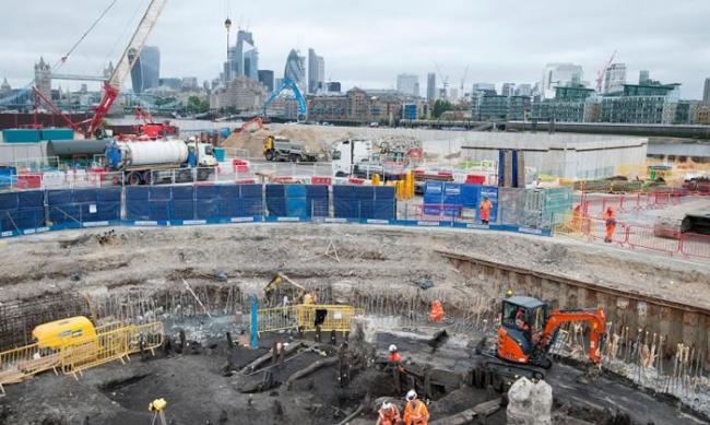 考古学家和伦敦考古博物馆（Museum of London Archaeology）的专家在为泰晤士河潮路管道进行探勘发掘时找出一副500年前的骸骨。 COUR