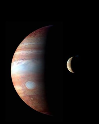 2007年，新视野号探测器飞过木星，拍摄下这张木星和它的卫星――木卫一的合影。