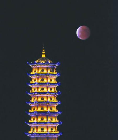 10月8日在江西省抚州市正觉寺拍摄的月全食