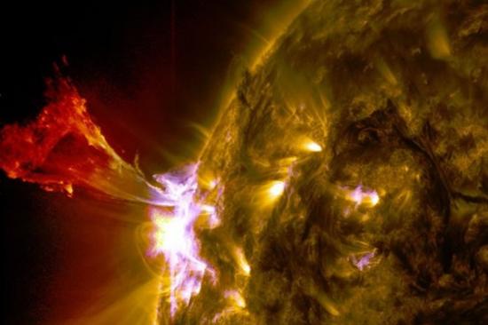 NASA发布太阳耀斑爆发最新照片