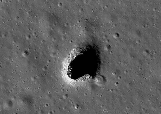 古代火山形成了星罗棋布的熔岩沟道，它们存在于月球的表面。上图显示的就是一个上顶凹下去的沟道入口。未来的目标就是让月球地下的洞穴成为宇航员避开极端温度和辐射的基地