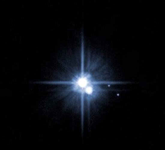 2006年哈勃空间望远镜拍摄的图像，显示冥王星和它的三颗卫星――冥卫一(Charon)，冥卫二(Nix)和冥卫三(Hydra)。