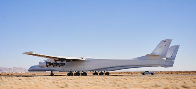 全球最大飞机“同温层发射载机”进行低速档滑行测试