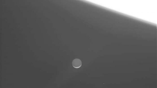 在9月14日发布的卡西尼号影像中，可以看到土卫二在明亮土星的照耀下，呈现出细细的新月形状。 PHOTOGRAPH BY NASA, JPL-CALTECH, S