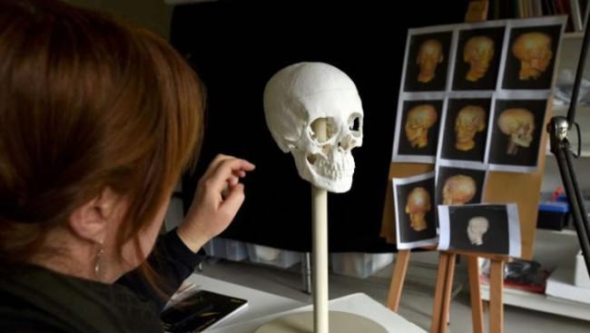 艺术家以打印出来的头骨为基础，配以陶土制造梅丽塔曼的头部模型。