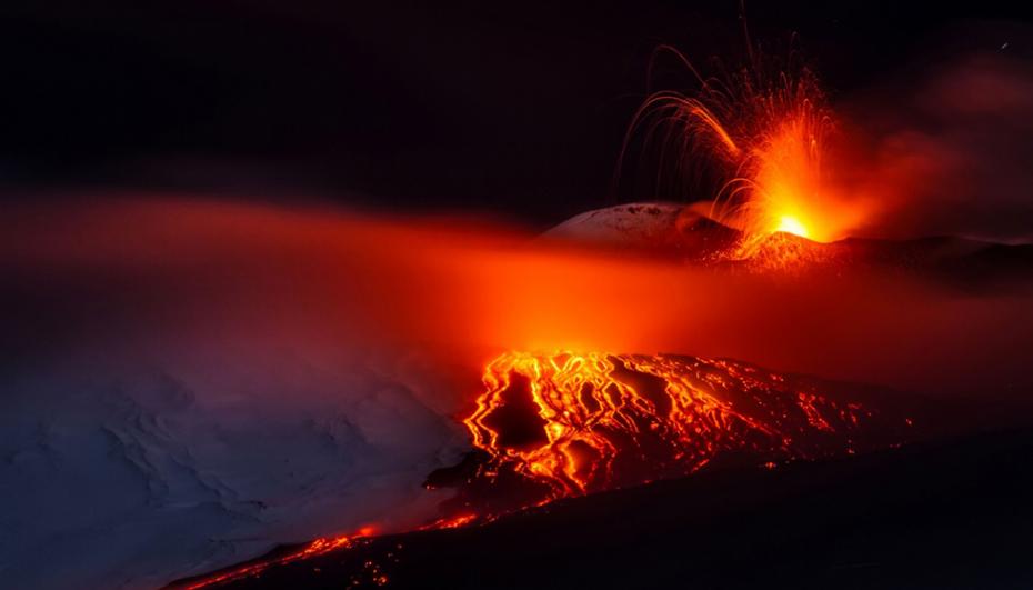 当地时间2015年2月2日，意大利西西里岛埃特纳火山喷发，红色熔浆溢出。